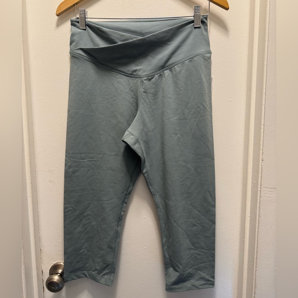 Old Navy high waisted 3/4 length active legging. Blue/grey color. New w/ tags. L